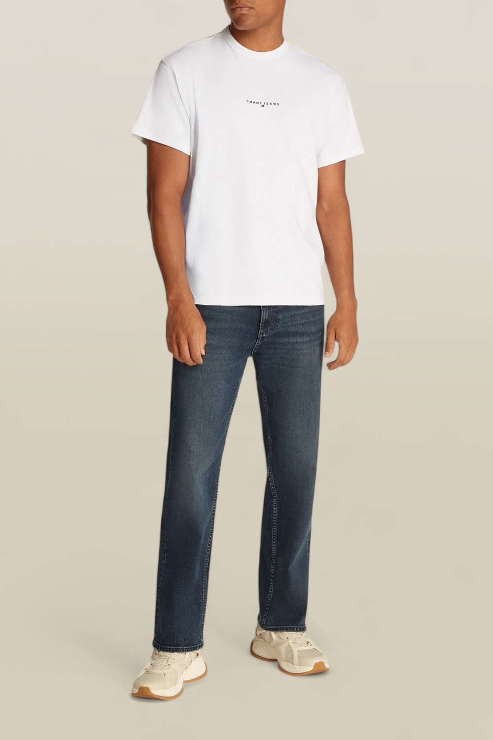 תמונת כל הלוק של חולצת טי